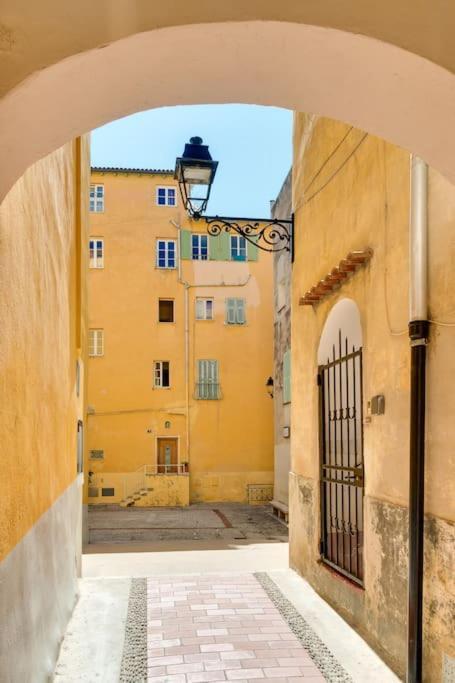 Between The Roofs Of Menton Old Town And The Sea Exterior foto